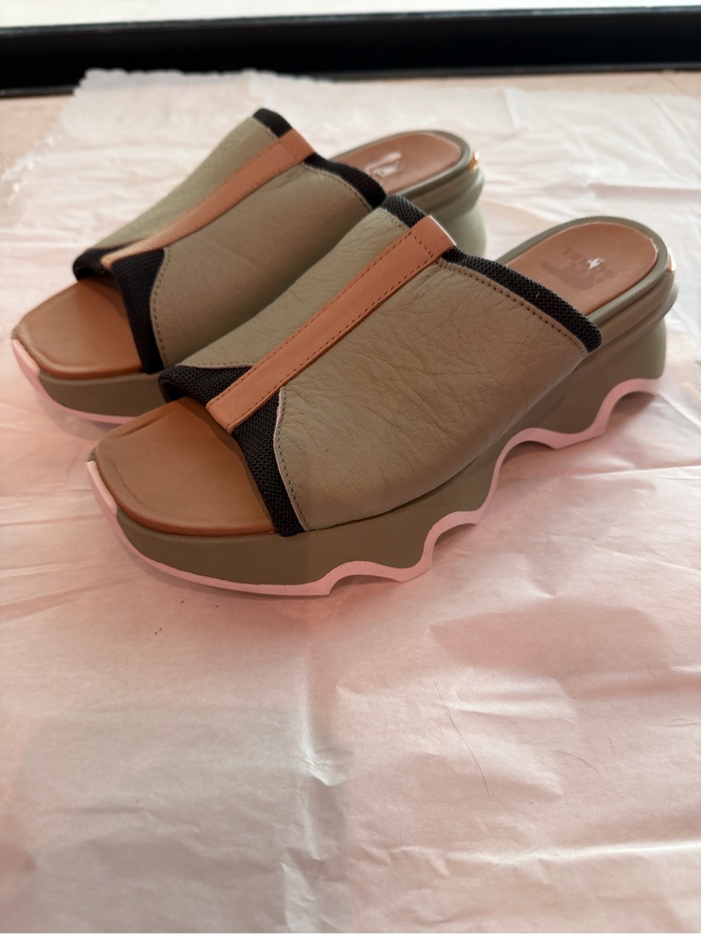 Women’s Sorel Kinetic Slide Impact Olive Green Slide Sandals with Tan Trim 8 - Picture 4 of 4